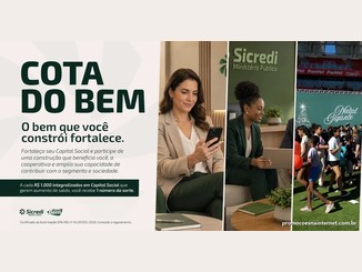 Banner da Campanha Cota do Bem, da Sicredi Ministério Público, com o lema "O bem que você constrói fortalece." e fotos de uma associada usando o celular, uma atendente em agência e crianças em um evento de Natal em estádio.
