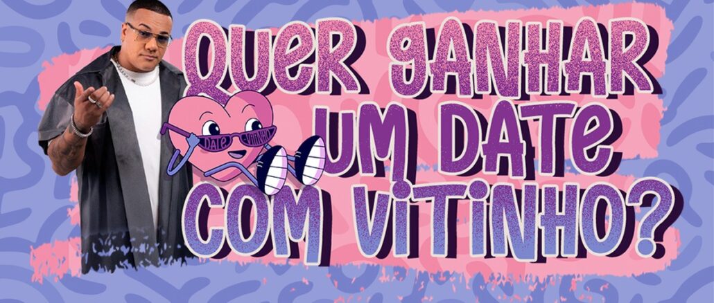 Concurso Date com Vitinho Cantor Vitinho de óculos escuros e camisa cinza ao lado do letreiro "Quer ganhar um date com Vitinho?" em letras roxas sobre faixa rosa, com um coração de óculos escuros e fundo lilás com grafismos.
