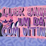Cantor Vitinho de Ã³culos escuros e camisa cinza ao lado do letreiro "Quer ganhar um date com Vitinho?" em letras roxas sobre faixa rosa, com um coraÃ§Ã£o de Ã³culos escuros e fundo lilÃ¡s com grafismos.