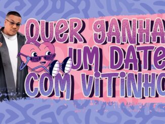 Cantor Vitinho de Ã³culos escuros e camisa cinza ao lado do letreiro "Quer ganhar um date com Vitinho?" em letras roxas sobre faixa rosa, com um coraÃ§Ã£o de Ã³culos escuros e fundo lilÃ¡s com grafismos.