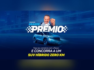 Arte da Promoção Grande Prêmio da Racon Consórcios com um homem sorridente de punho cerrado, um SUV Omoda 5 azul e a frase "Faça seu consórcio com a Racon e concorra a um SUV híbrido zero km" sobre fundo azul com efeito de velocidade.