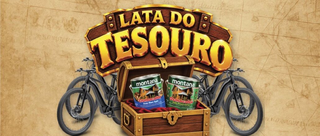 Lata do Tesouro – Sorteio de Bike Elétrica Arte da promoção Lata do Tesouro da Montana, com placa de madeira e letreiro dourado, baú aberto com duas latas de Osmocolor e quatro bicicletas elétricas pretas sobre fundo de mapa antigo.
