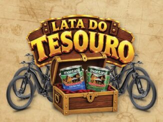 Arte da promoção Lata do Tesouro da Montana, com placa de madeira e letreiro dourado, baú aberto com duas latas de Osmocolor e quatro bicicletas elétricas pretas sobre fundo de mapa antigo.