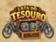 Arte da promoção Lata do Tesouro da Montana, com placa de madeira e letreiro dourado, baú aberto com duas latas de Osmocolor e quatro bicicletas elétricas pretas sobre fundo de mapa antigo.