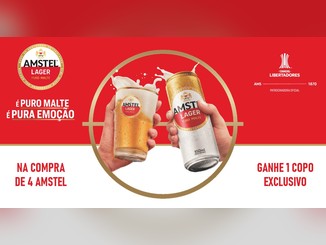 Arte da promoção Libertadores Amstel com duas mãos brindando, uma com copo de cerveja Amstel e outra com lata Amstel Lager, logo da Conmebol Libertadores e os dizeres "Na compra de 4 Amstel, ganhe 1 copo exclusivo".