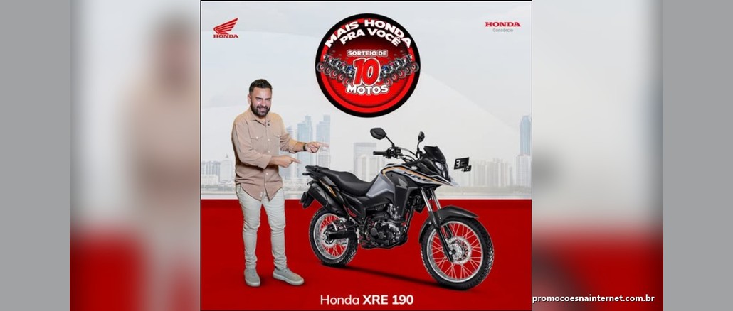 Promoção Mais Honda para Você Arte da promoção Mais Honda para Você, com selo de sorteio de 10 motos, homem apontando para uma moto Honda e os logotipos Honda e Honda Consórcio.