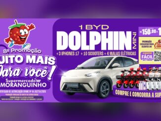 Arte da 8ª Promoção Muito Mais Para Você do Supermercado Moranguinho com o mascote morango, um carro BYD Dolphin Mini branco, scooters elétricas vermelhas e brancas, iPhones e malas elétricas sobre fundo roxo.