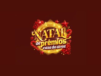 Logotipo da promoção Natal de Prêmios Casa do Arroz, com letras douradas brilhantes sobre fundo vinho, cercado por presente, estrelas, bengalas doces e árvore de Natal vermelhas.