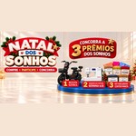 Arte da promoção Natal dos Sonhos da Center Panos com árvores de Natal decoradas, o texto "Concorra a 3 prêmios dos sonhos" e, sobre um pódio azul, uma bicicleta elétrica, uma máquina de costura Bernina b38 e um kit de fios e tecidos da Center Panos.