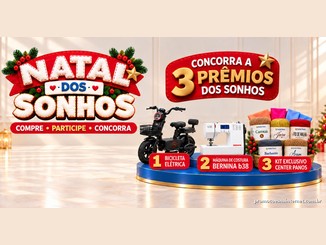 Arte da promoção Natal dos Sonhos da Center Panos com árvores de Natal decoradas, o texto "Concorra a 3 prêmios dos sonhos" e, sobre um pódio azul, uma bicicleta elétrica, uma máquina de costura Bernina b38 e um kit de fios e tecidos da Center Panos.