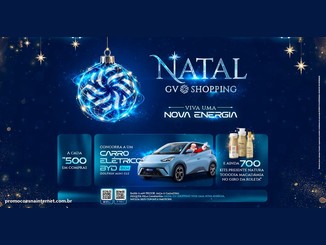Banner azul de Natal do GV Shopping com uma bola natalina luminosa, o texto "Viva uma nova energia", um carro elétrico azul BYD Dolphin Mini com o Papai Noel na janela, kits de produtos Natura Tododia e QR Codes do aplicativo Prizor.