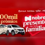 Arte da promoção Nobre Presente na Sua Família com um BYD Dolphin Mini bege e um Fiat Mobi branco, a frase "+200mil em prêmios" em dourado, o logotipo do Nobre dentro de um coração vermelho e uma mulher sorridente de cabelos cacheados à direita.