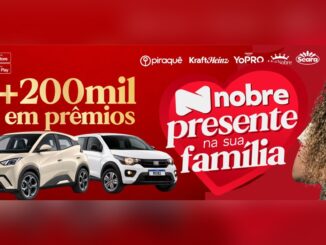 Arte da promoção Nobre Presente na Sua Família com um BYD Dolphin Mini bege e um Fiat Mobi branco, a frase "+200mil em prêmios" em dourado, o logotipo do Nobre dentro de um coração vermelho e uma mulher sorridente de cabelos cacheados à direita.