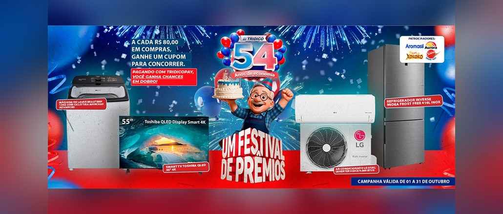 Promoção 54 Anos de Economia Tridico Banner da promoção 54 Anos de Economia dos Supermercados Tridico com o mascote Sr. Tridico segurando um bolo de aniversário, o selo "54 Anos de economia" cercado de balões azuis e vermelhos e os prêmios: máquina de lavar Brastemp, Smart TV Toshiba QLED 55" 4K, ar-condicionado LG Dual Inverter e refrigerador Midea Frost Free 416L Inox, com a frase "Um festival de prêmios".