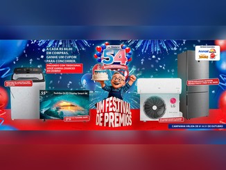 Banner da promoção 54 Anos de Economia dos Supermercados Tridico com o mascote Sr. Tridico segurando um bolo de aniversário, o selo "54 Anos de economia" cercado de balões azuis e vermelhos e os prêmios: máquina de lavar Brastemp, Smart TV Toshiba QLED 55" 4K, ar-condicionado LG Dual Inverter e refrigerador Midea Frost Free 416L Inox, com a frase "Um festival de prêmios".
