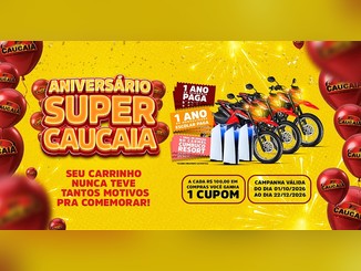 Arte da promoção Aniversário Super Caucaia com fundo amarelo, balões vermelhos com o logo do supermercado, motos vermelhas, consoles PlayStation 5 e selos de prêmios: 1 ano de academia paga, 1 ano de mensalidade escolar paga e final de semana no Carmel Cumbuco Resort.