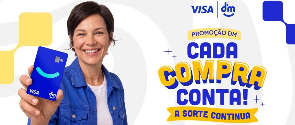 Cada Compra Conta! A Sorte Continua Mulher sorridente de cabelo curto e jaqueta jeans azul segura um cartão DM Visa azul ao lado do título da promoção "Cada Compra Conta! A Sorte Continua", com os logotipos da Visa e da DM.