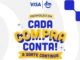 Mulher sorridente de cabelo curto e jaqueta jeans azul segura um cartão DM Visa azul ao lado do título da promoção "Cada Compra Conta! A Sorte Continua", com os logotipos da Visa e da DM.