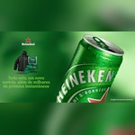 Banner da Promoção Heineken com lata de cerveja Heineken gelada coberta de gotas, logo da marca, jaqueta, ecobag, boné e pochete Heineken sobre fundo verde.