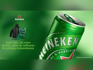 Banner da Promoção Heineken com lata de cerveja Heineken gelada coberta de gotas, logo da marca, jaqueta, ecobag, boné e pochete Heineken sobre fundo verde.
