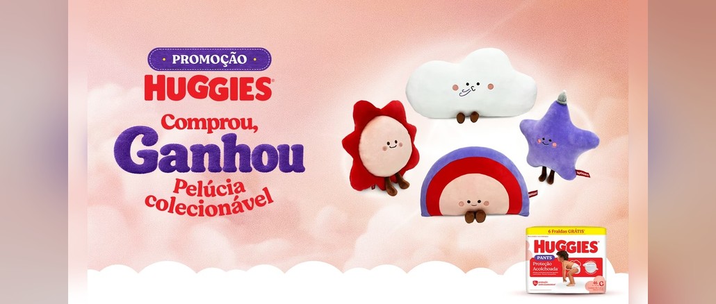 Arte da Promoção Huggies Comprou, Ganhou Pelúcia Colecionável com as quatro pelúcias Sol, Nuvem, Estrela e Lua sobre fundo rosado de nuvens e um pacote de fraldas Huggies Pants Proteção Acolchoada.