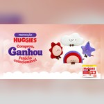 Arte da Promoção Huggies Comprou, Ganhou Pelúcia Colecionável com as quatro pelúcias Sol, Nuvem, Estrela e Lua sobre fundo rosado de nuvens e um pacote de fraldas Huggies Pants Proteção Acolchoada.