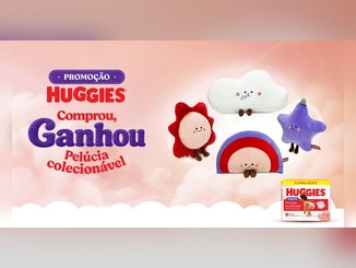 Arte da Promoção Huggies Comprou, Ganhou Pelúcia Colecionável com as quatro pelúcias Sol, Nuvem, Estrela e Lua sobre fundo rosado de nuvens e um pacote de fraldas Huggies Pants Proteção Acolchoada.