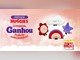 Arte da Promoção Huggies Comprou, Ganhou Pelúcia Colecionável com as quatro pelúcias Sol, Nuvem, Estrela e Lua sobre fundo rosado de nuvens e um pacote de fraldas Huggies Pants Proteção Acolchoada.