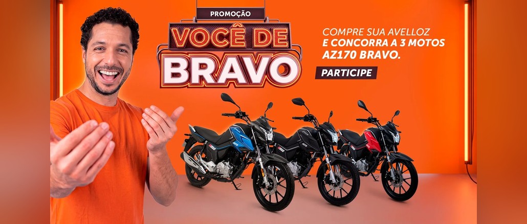 Promoção Você de Bravo Arte da Promoção Você de Bravo da Avelloz com homem sorridente de camiseta laranja, letreiro em neon com o nome da promoção e três motos AZ170 Bravo nas cores azul, preta e vermelha sobre fundo laranja.