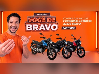 Arte da Promoção Você de Bravo da Avelloz com homem sorridente de camiseta laranja, letreiro em neon com o nome da promoção e três motos AZ170 Bravo nas cores azul, preta e vermelha sobre fundo laranja.