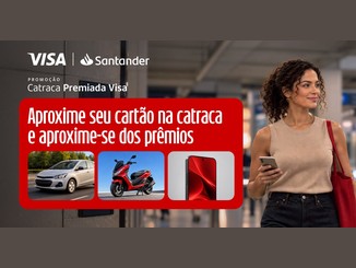 Arte da Promoção Catraca Premiada Visa, com os logos Visa e Santander, o texto "Aproxime seu cartão na catraca e aproxime-se dos prêmios" em painel vermelho, fotos de um carro, uma moto e um celular, e uma mulher de cabelos cacheados sorrindo com o celular na mão em uma estação.
