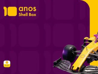 Arte da promoção 10 Anos Shell Box com o lettering amarelo sobre fundo roxo, o ícone do aplicativo Shell Box, a concha da Shell e um carro de Fórmula 1 amarelo e roxo sobre fundo amarelo.