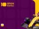Arte da promoção 10 Anos Shell Box com o lettering amarelo sobre fundo roxo, o ícone do aplicativo Shell Box, a concha da Shell e um carro de Fórmula 1 amarelo e roxo sobre fundo amarelo.