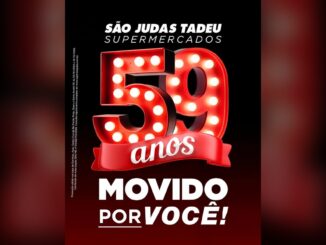 Número 59 em letreiro vermelho com lâmpadas acesas, faixa com a palavra anos e o slogan Movido por Você do São Judas Tadeu Supermercados.