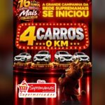 Arte da campanha de 16 anos da Rede Supremamais com o destaque "4 Carros 0 km", quatro Renault Kwid brancos sobre pedestais dourados, um leão mascote de coroa e microfone e o logotipo da Rede Supremamais Supermercados.