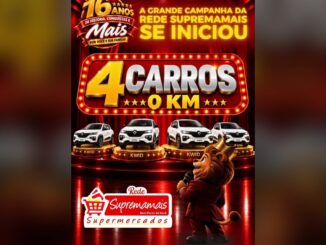 Arte da campanha de 16 anos da Rede Supremamais com o destaque "4 Carros 0 km", quatro Renault Kwid brancos sobre pedestais dourados, um leão mascote de coroa e microfone e o logotipo da Rede Supremamais Supermercados.