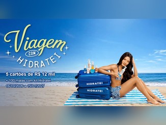 Arte da Promoção Viagem com Hidratei com modelo sentada em toalha listrada na praia, ao lado de duas malas azuis Hidratei e produtos finalizadores, com o logo da campanha e os prêmios de cartões de R$12 mil e malas com kit.