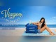 Arte da Promoção Viagem com Hidratei com modelo sentada em toalha listrada na praia, ao lado de duas malas azuis Hidratei e produtos finalizadores, com o logo da campanha e os prêmios de cartões de R$12 mil e malas com kit.